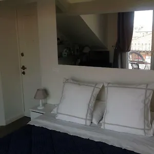 apartment-pied-a-terre-with-terrazza-in-milan-city-center.italymilanhotels.net/